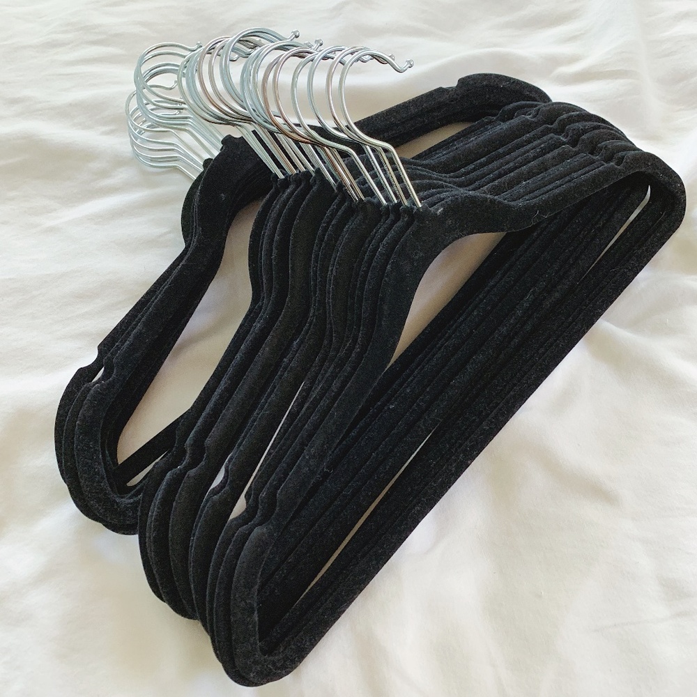 Like New↠Pack of 25 Non-Slip Velvet Hangers